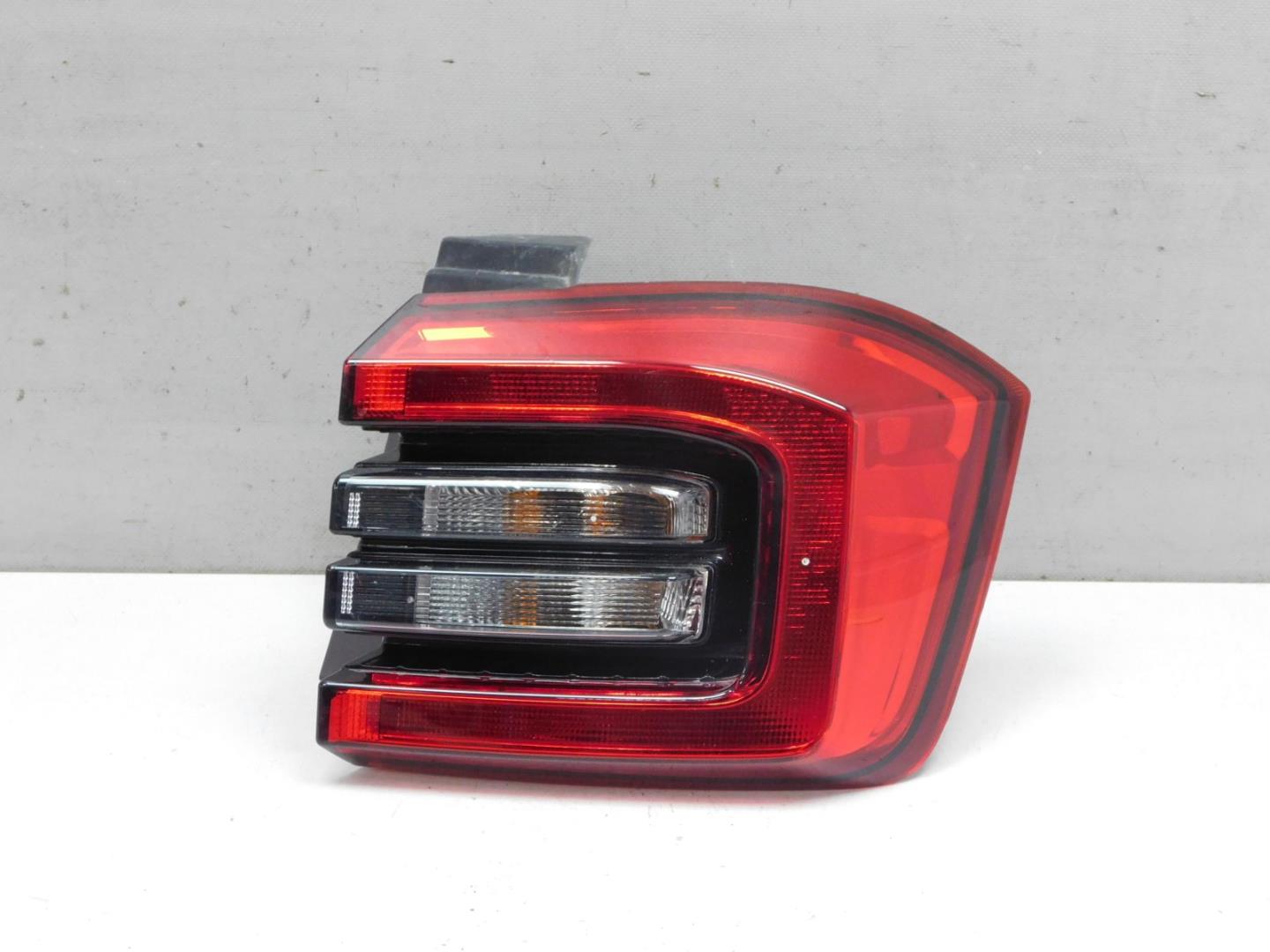 Фонарь задний наружный правый