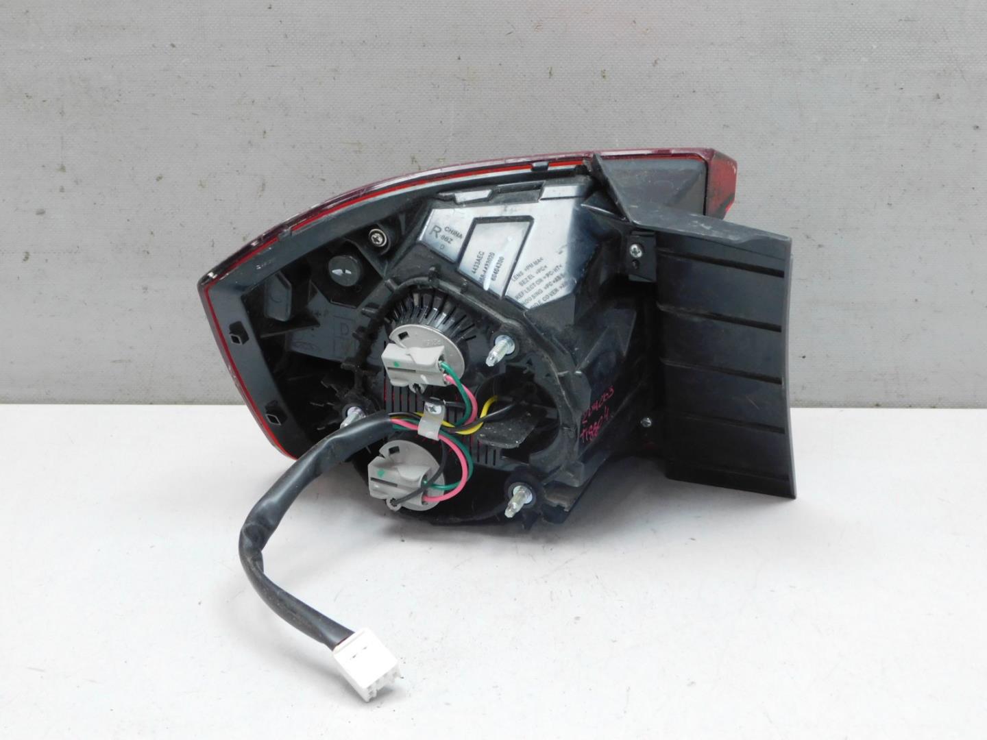 Фонарь задний наружный правый