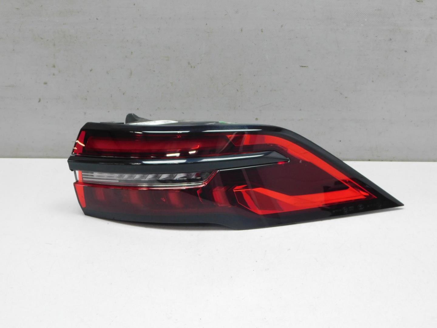 Фонарь задний наружный правый