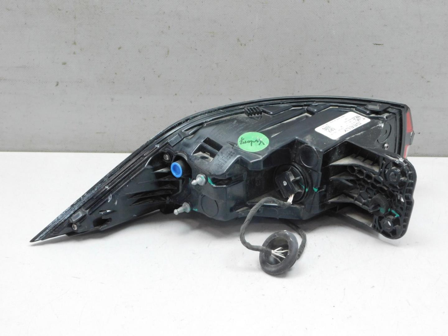 Фонарь задний наружный правый