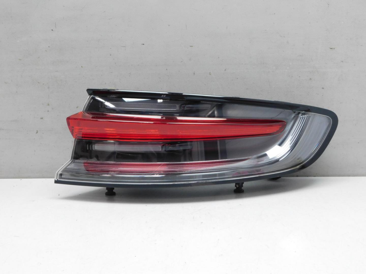 Фонарь задний наружный правый