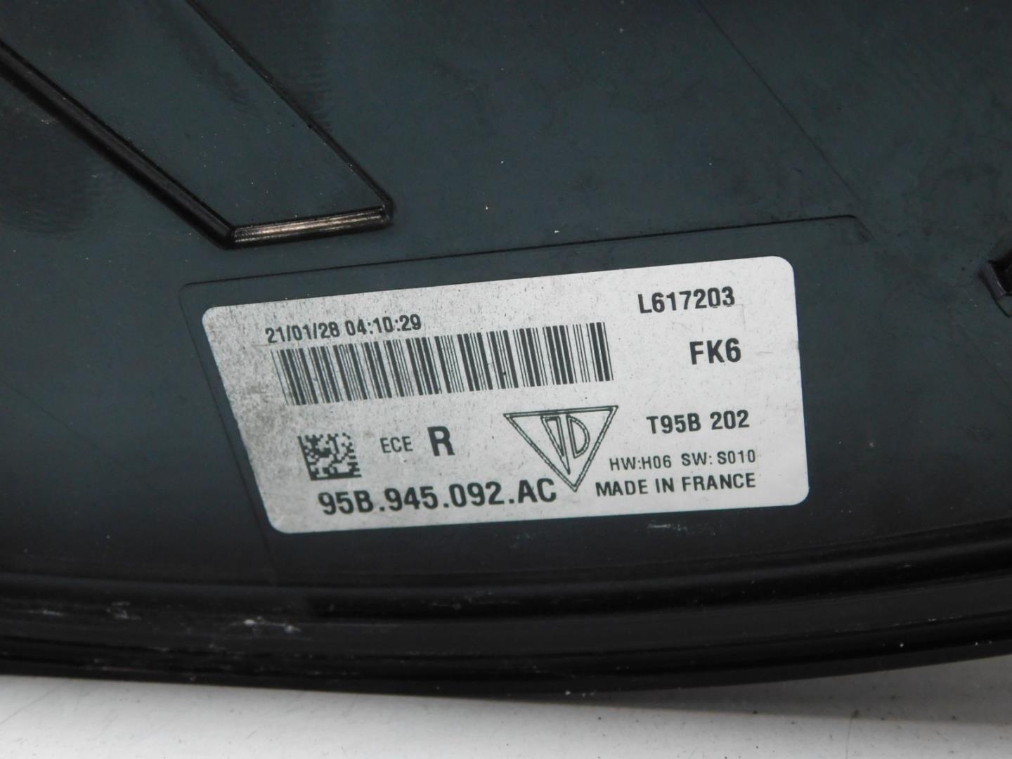 Фонарь задний наружный правый