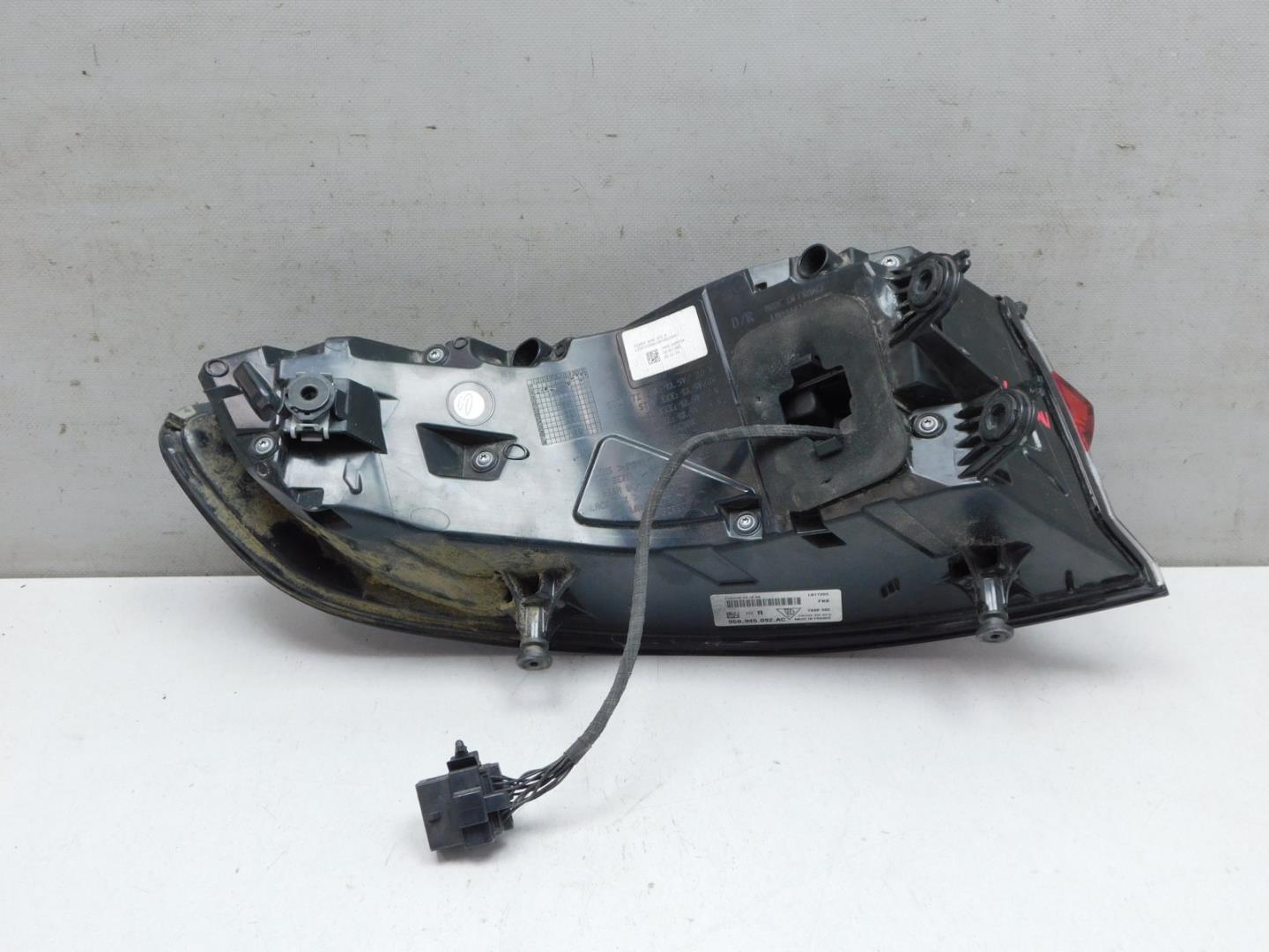 Фонарь задний наружный правый