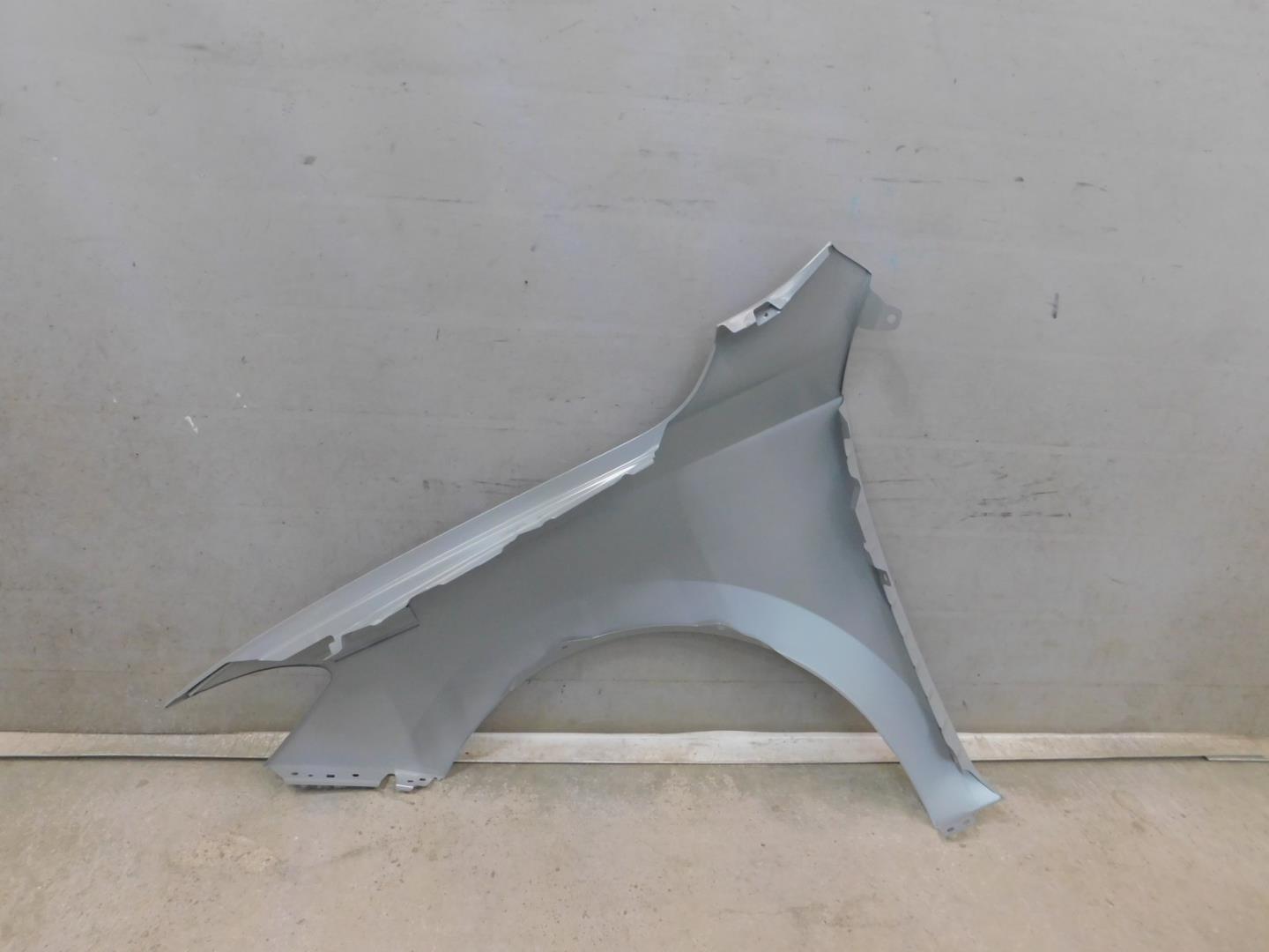 Крыло переднее правое