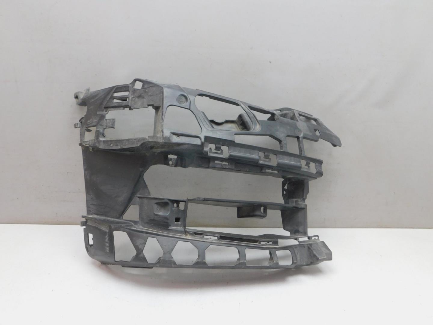 Кронштейн переднего бампера