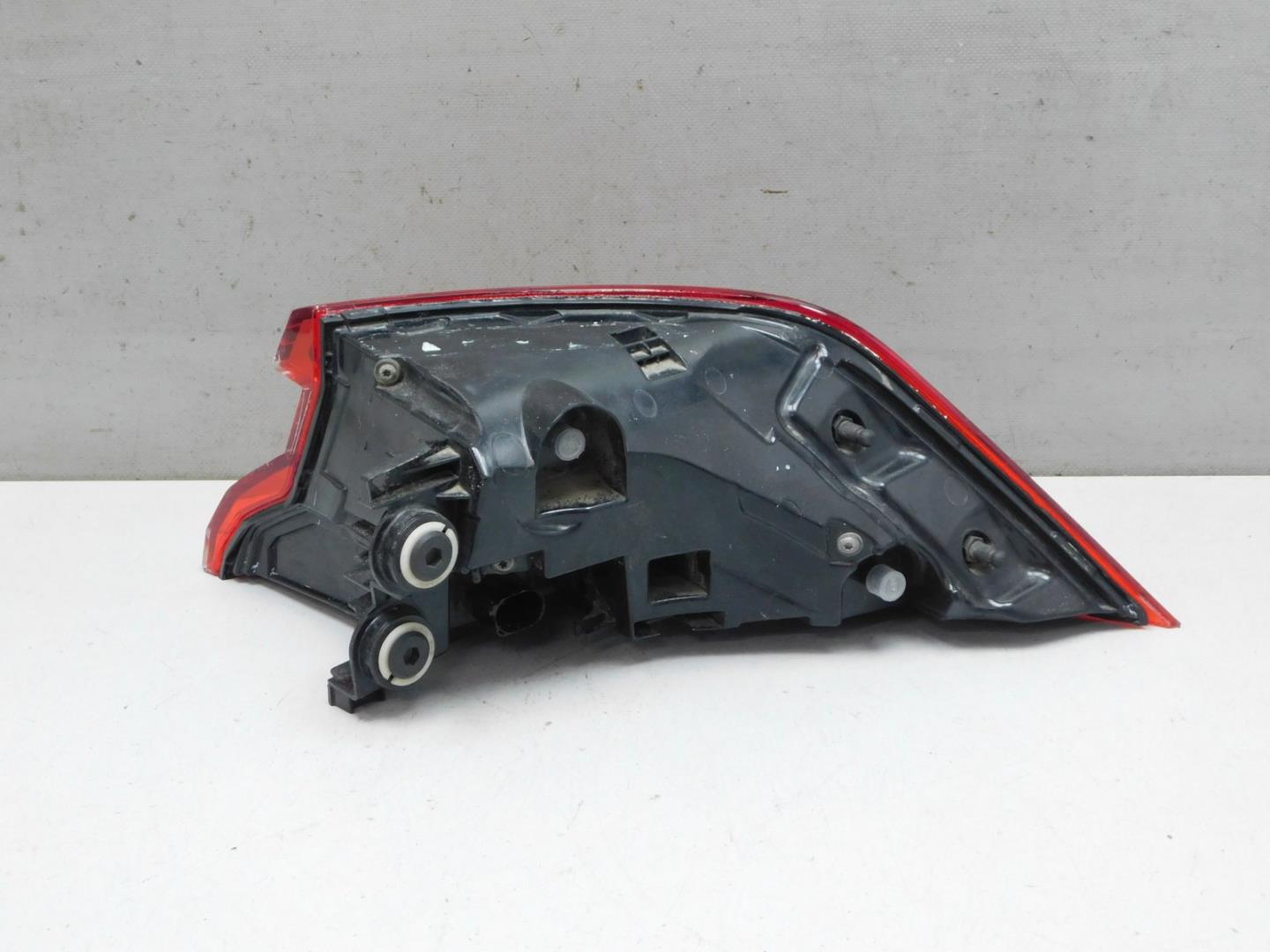 Фонарь задний наружный левый