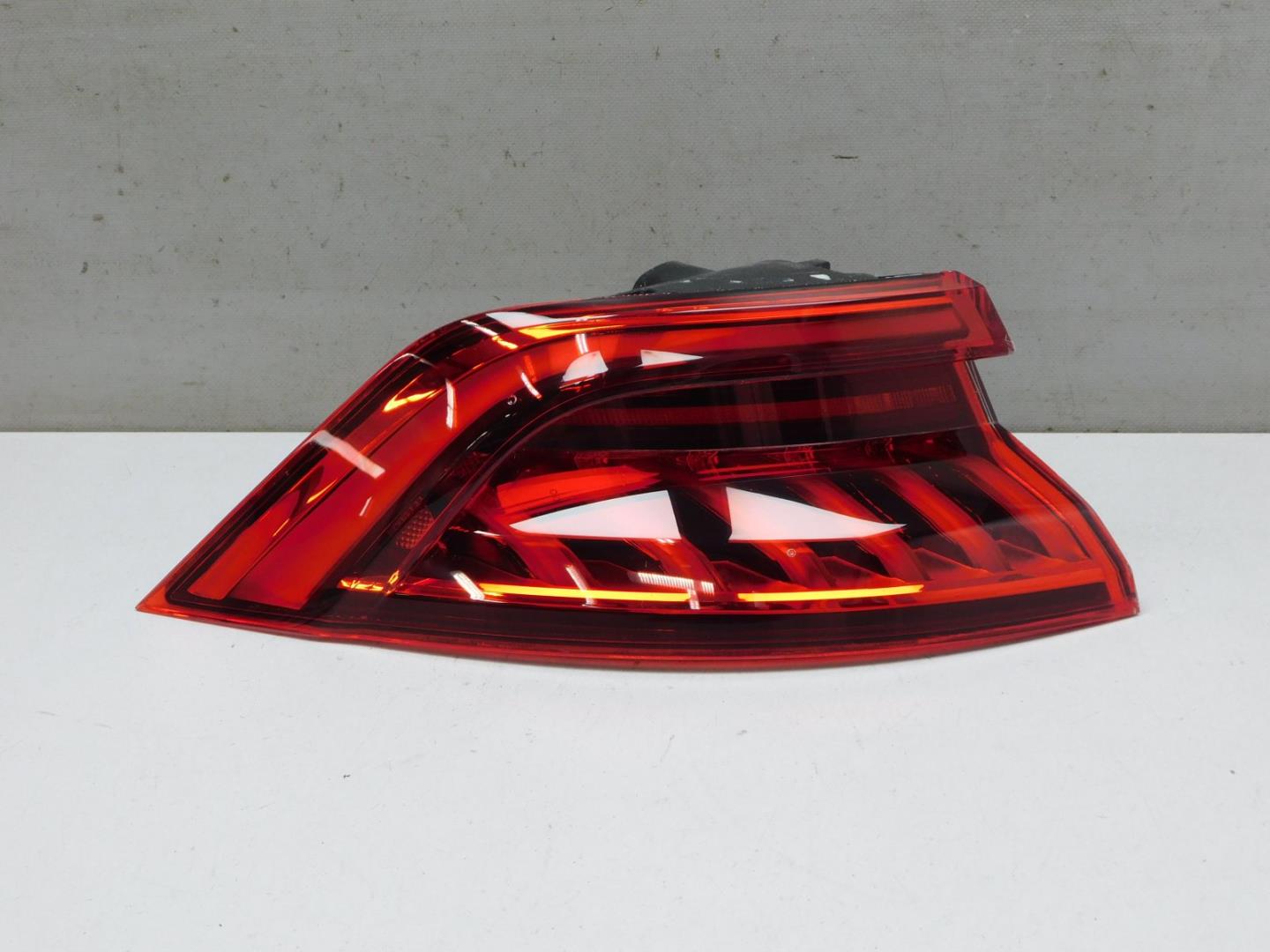 Фонарь задний наружный левый