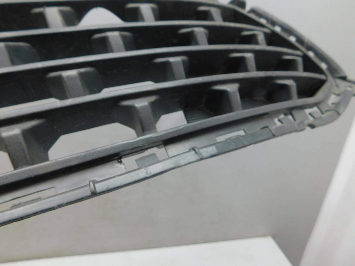 Решетка в бампер центральная