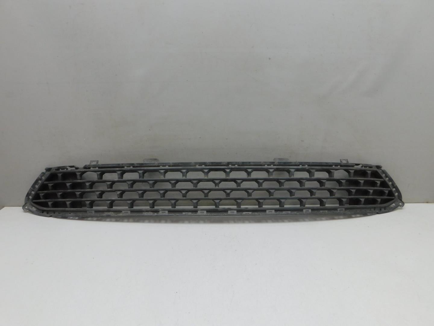 Решетка в бампер центральная