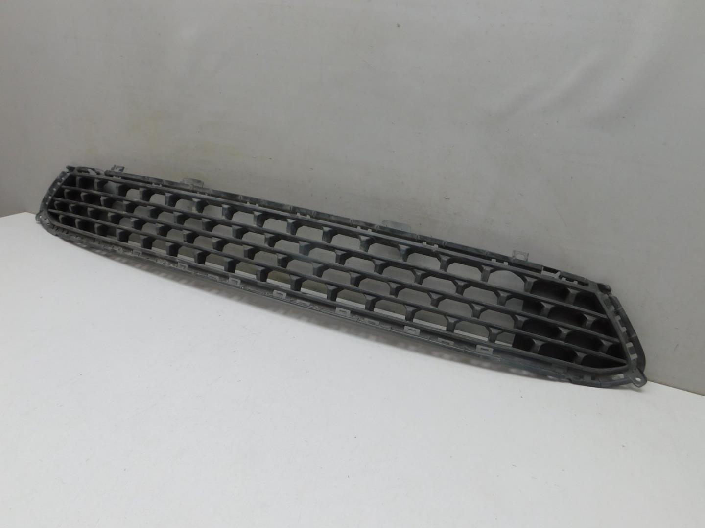 Решетка в бампер центральная