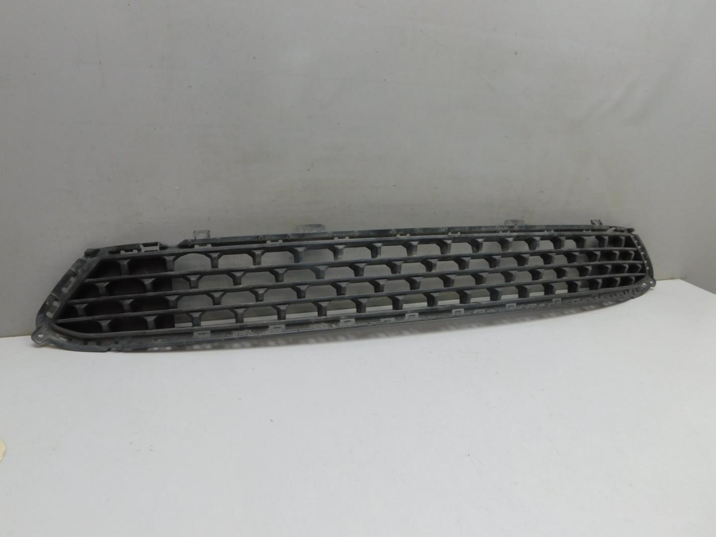 Решетка в бампер центральная