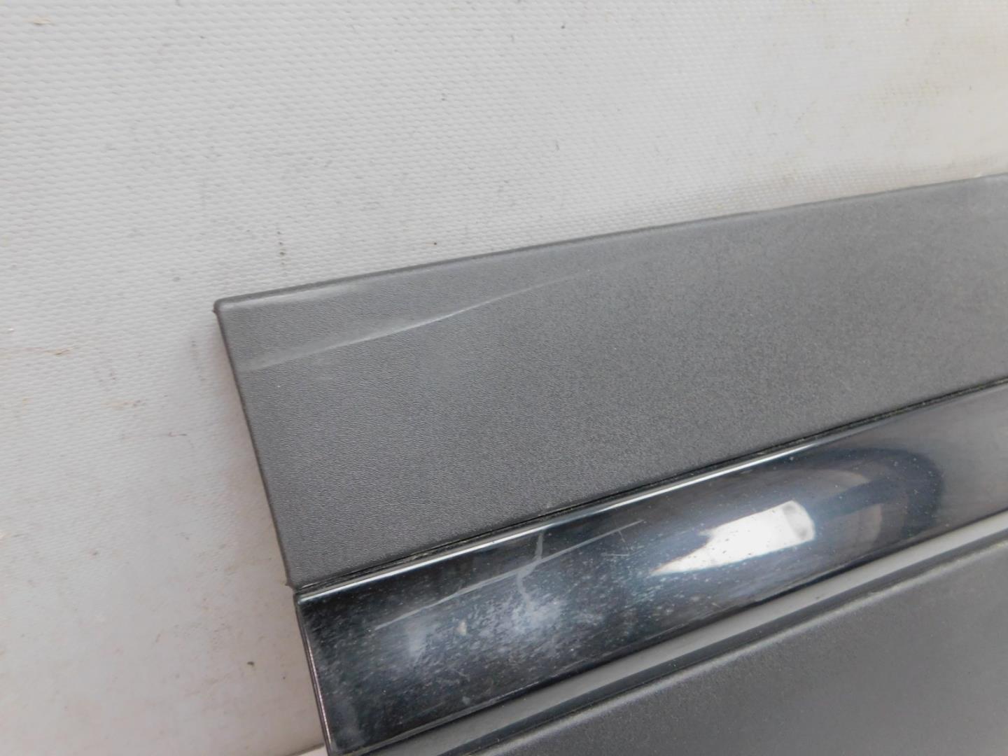 Накладка двери передней правой