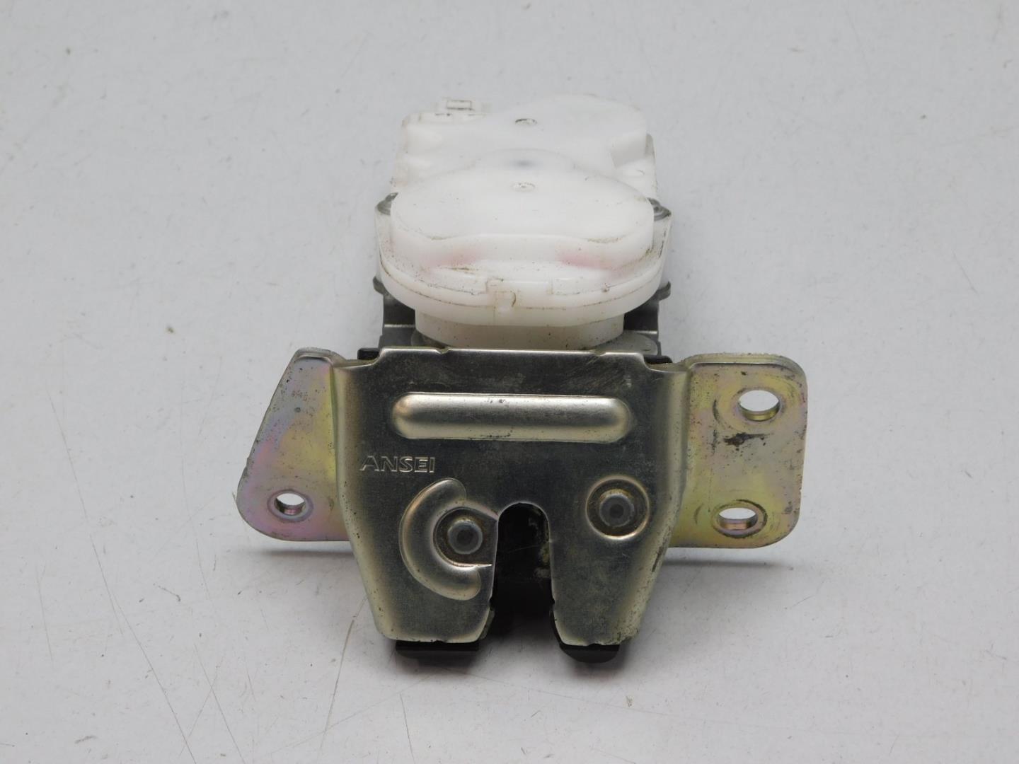 Замок багажника