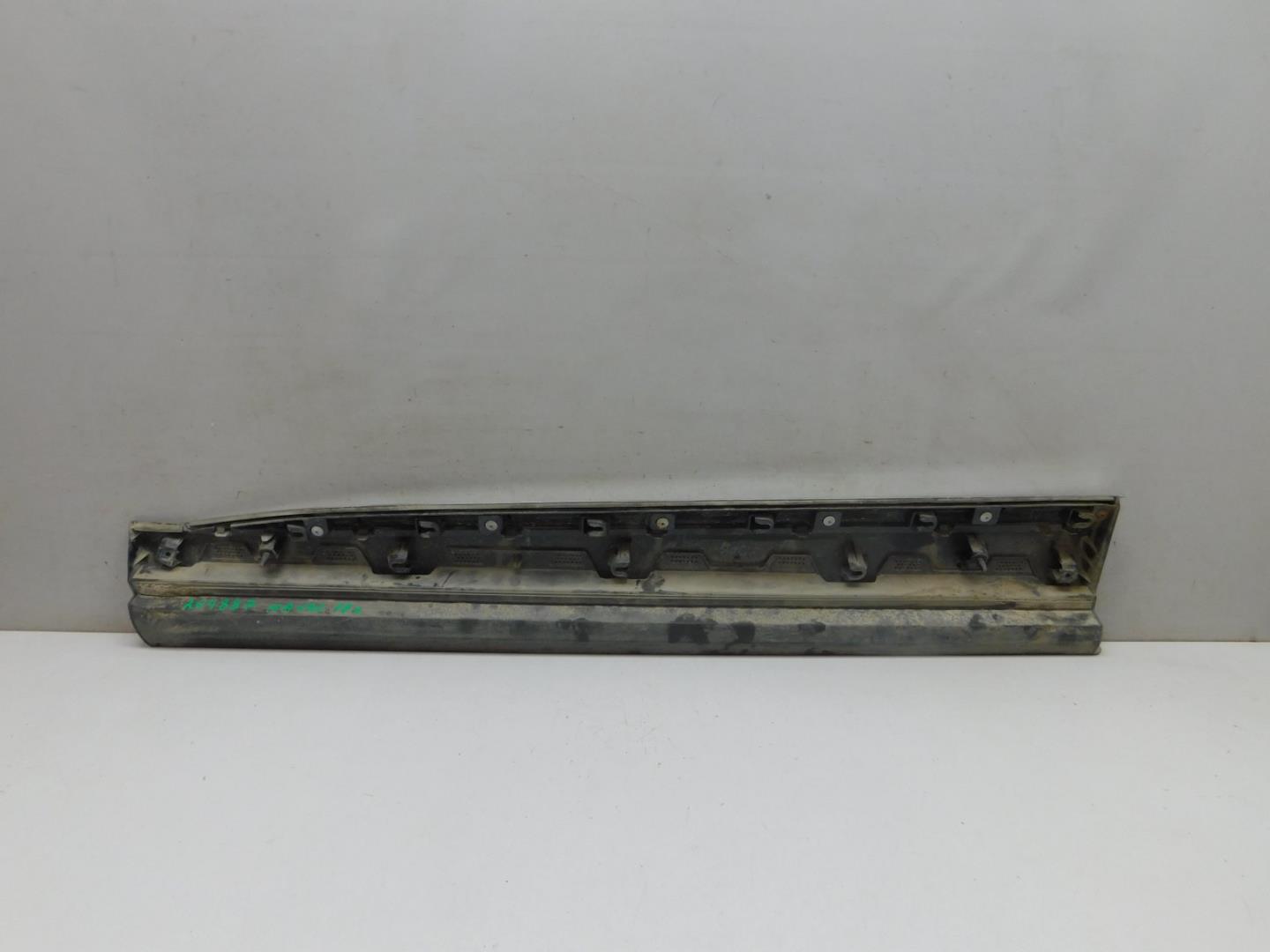 Накладка двери передней правой