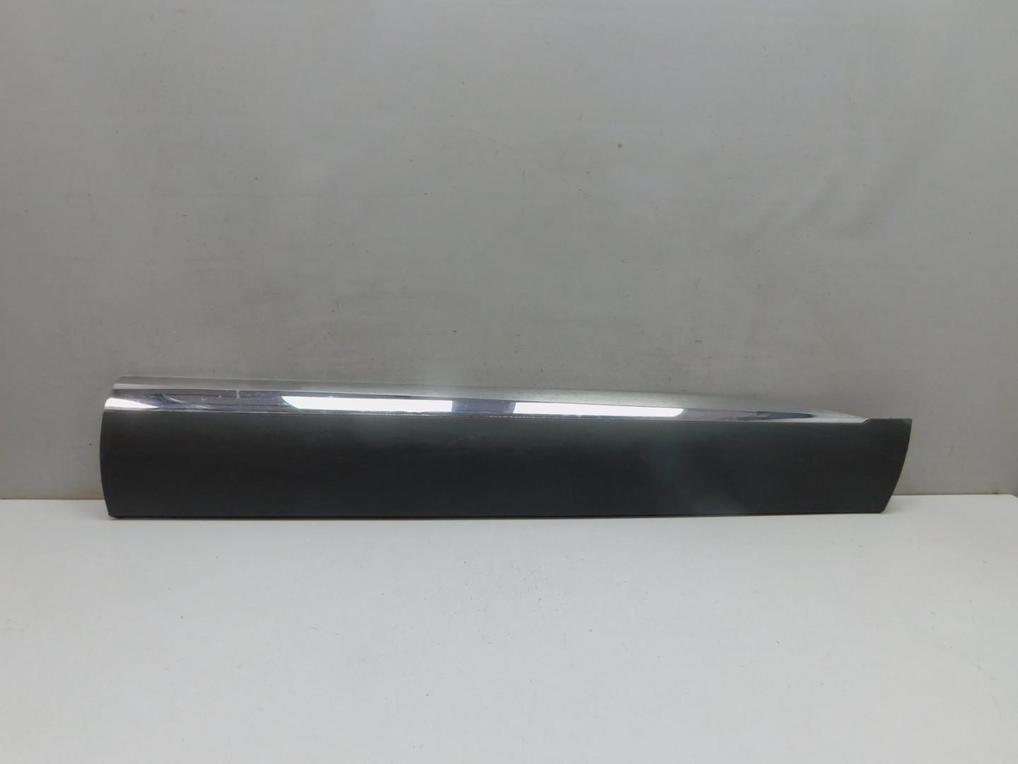 Накладка двери передней правой