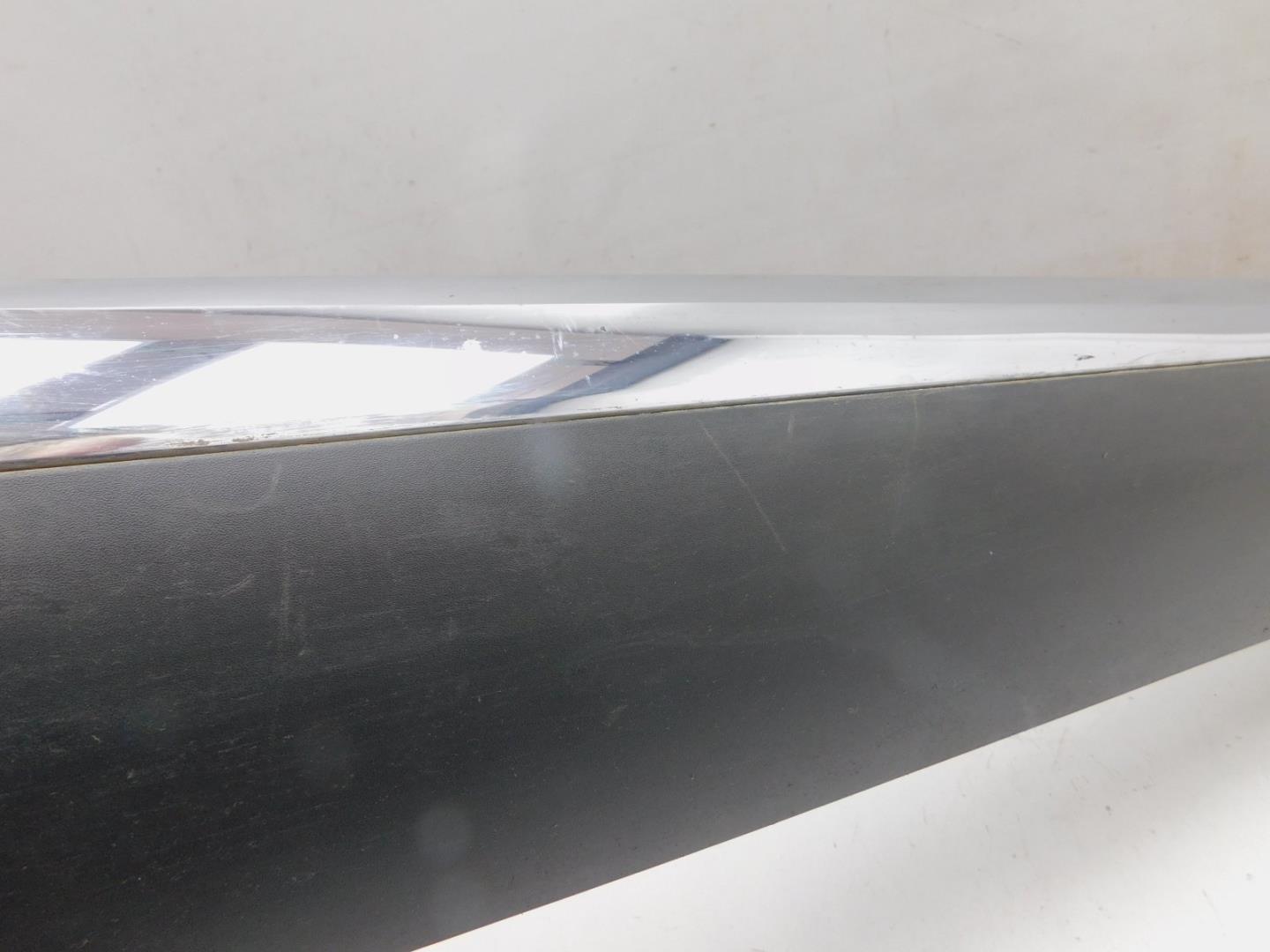 Накладка двери передней правой