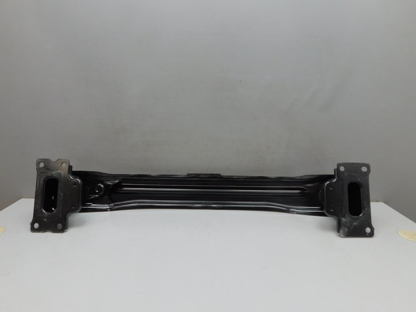 Усилитель переднего бампера