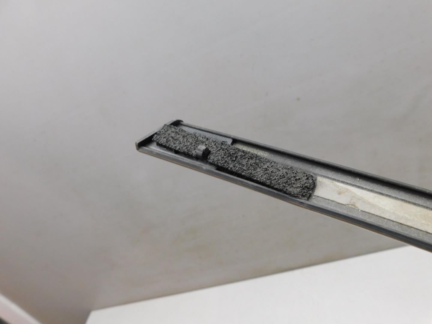 Молдинг задней левой двери