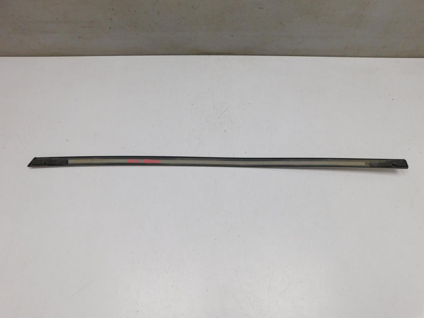 Молдинг задней левой двери