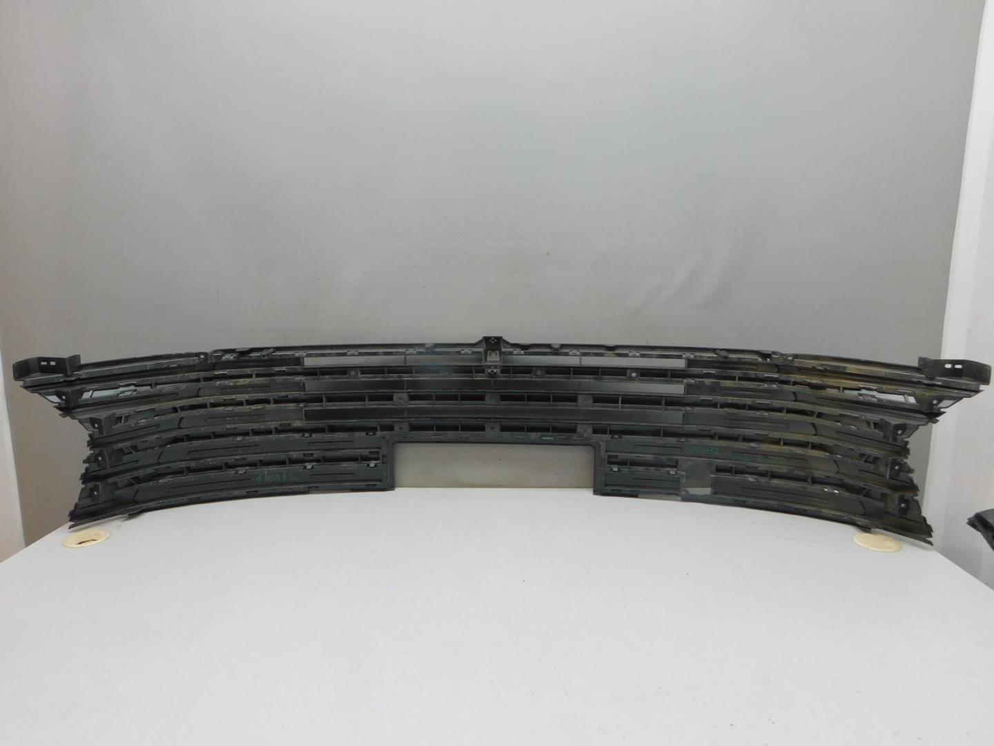 Решетка в бампер центральная