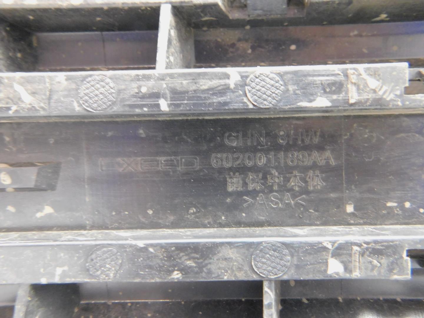 Решетка в бампер центральная