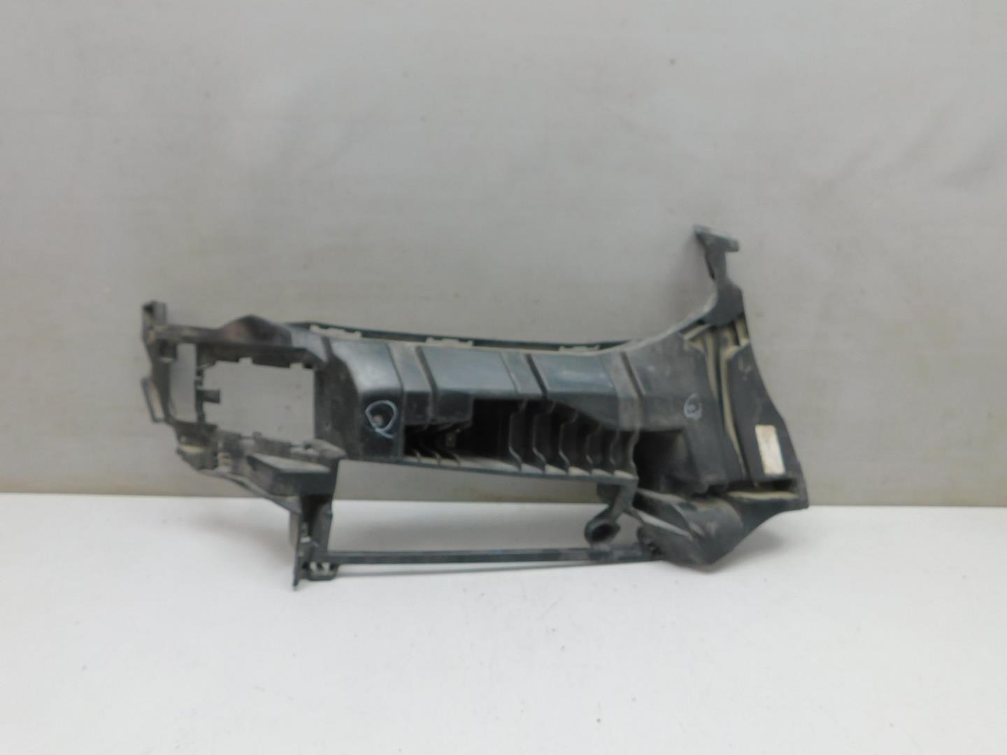 Кронштейн переднего бампера