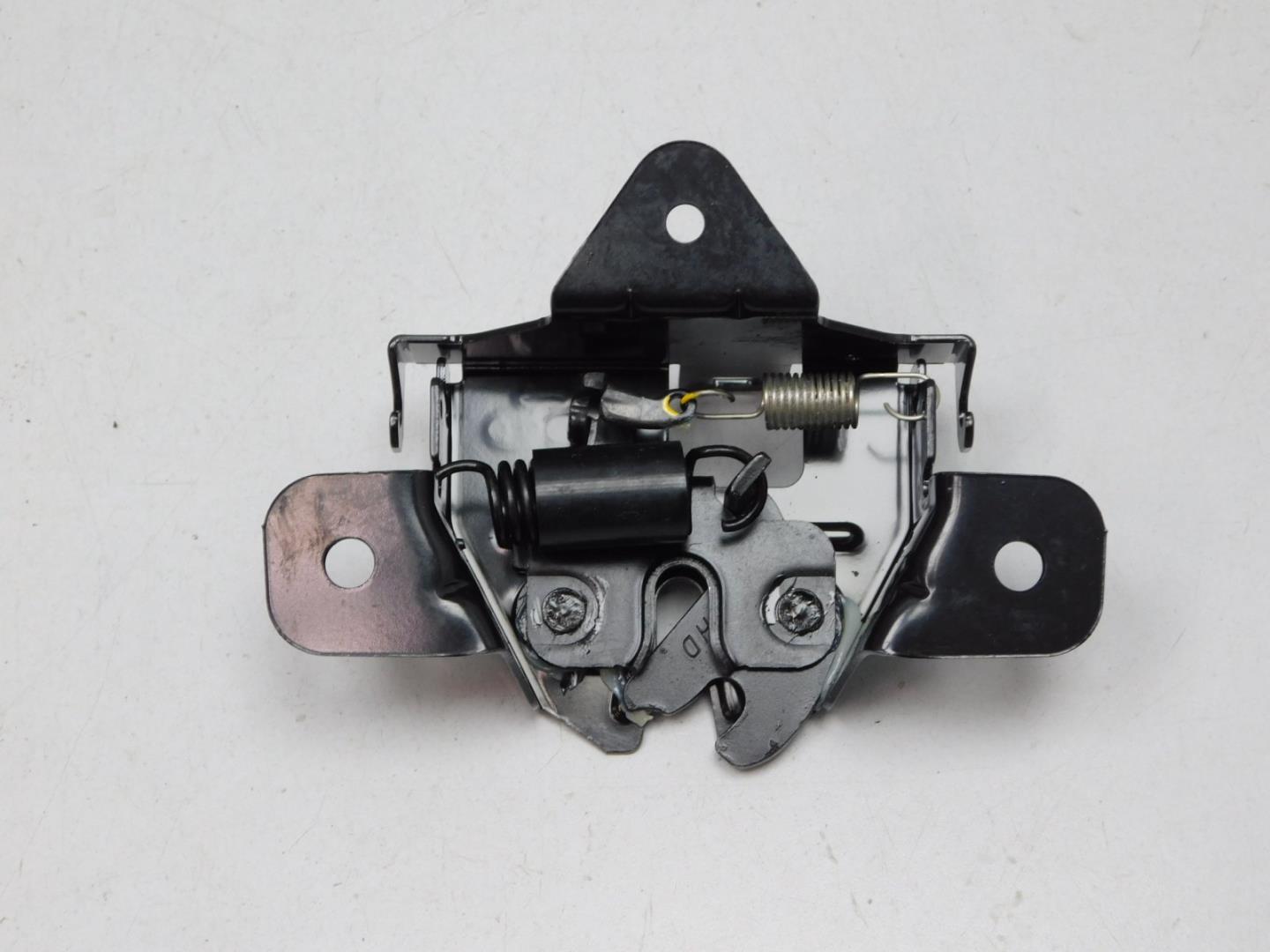 Замок капота