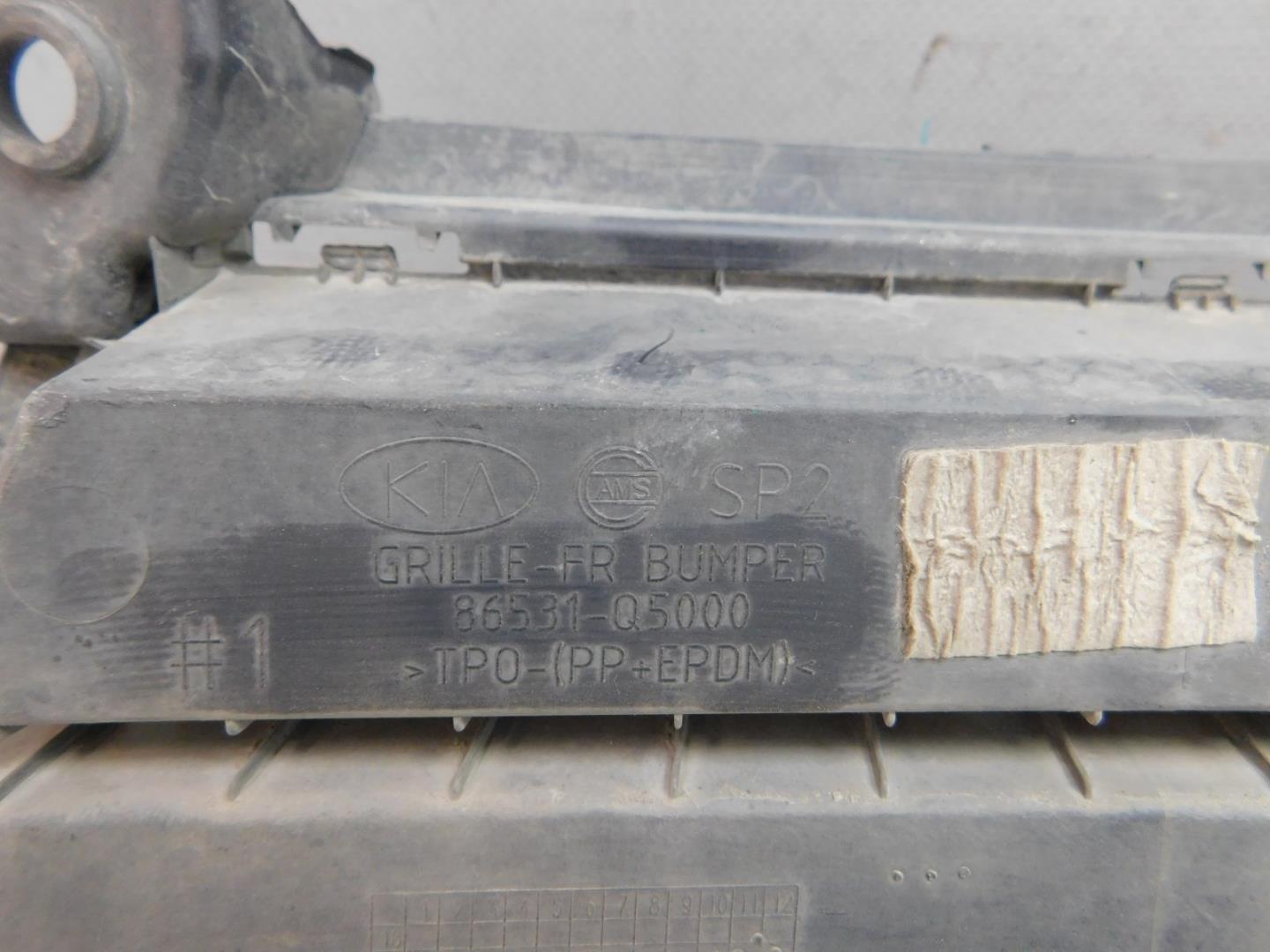 Решетка в бампер центральная