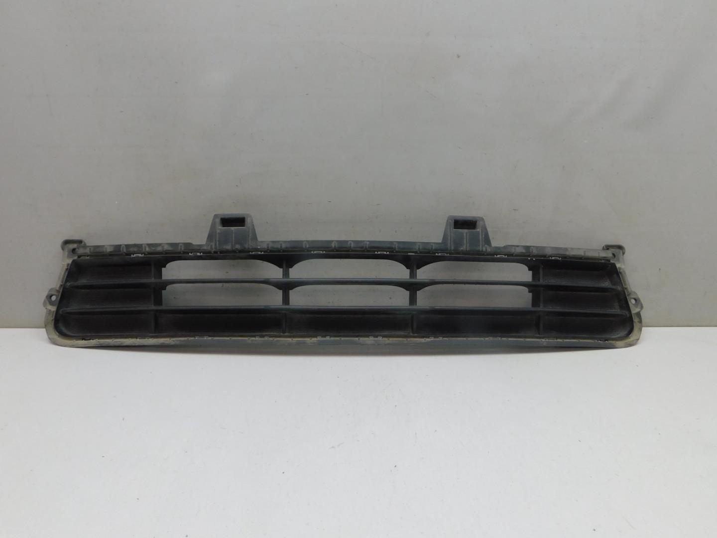 Решетка в бампер центральная