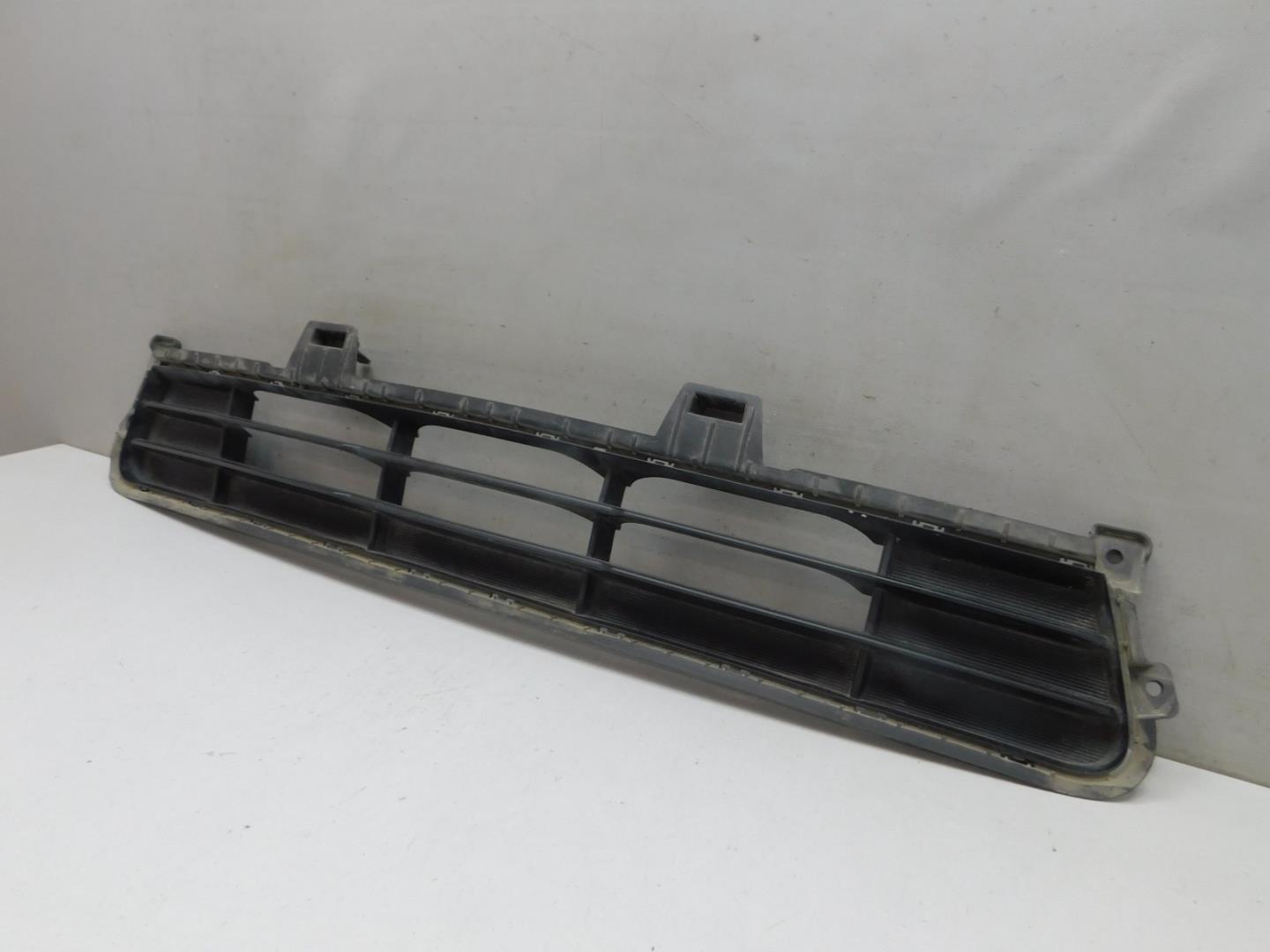 Решетка в бампер центральная