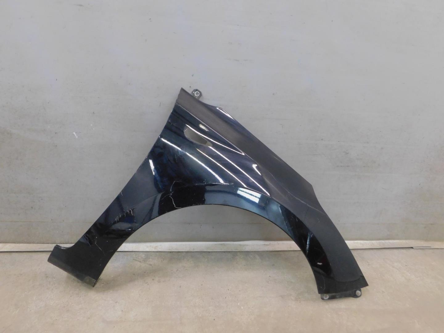 Крыло переднее правое