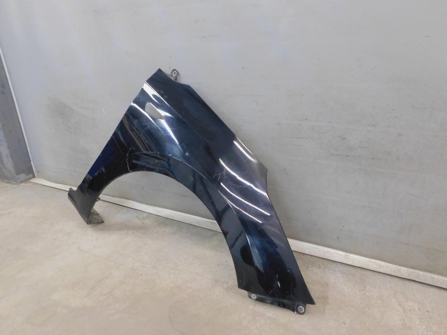 Крыло переднее правое