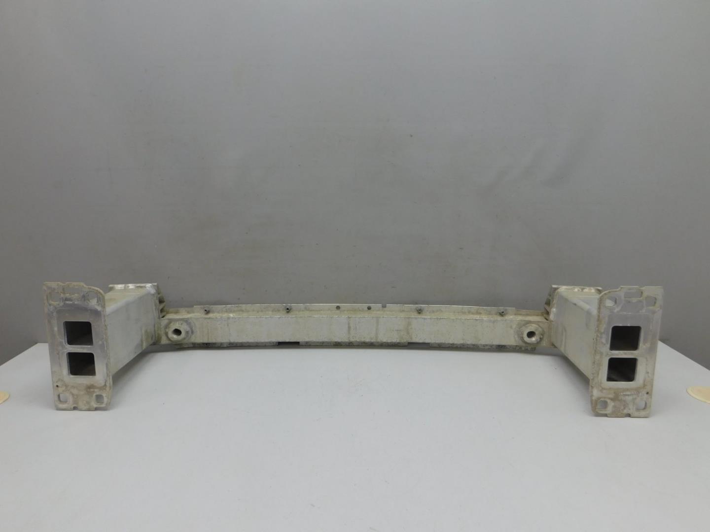 Усилитель переднего бампера