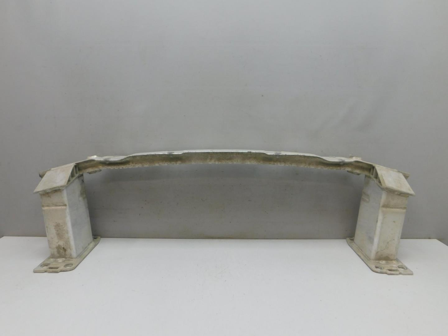 Усилитель переднего бампера