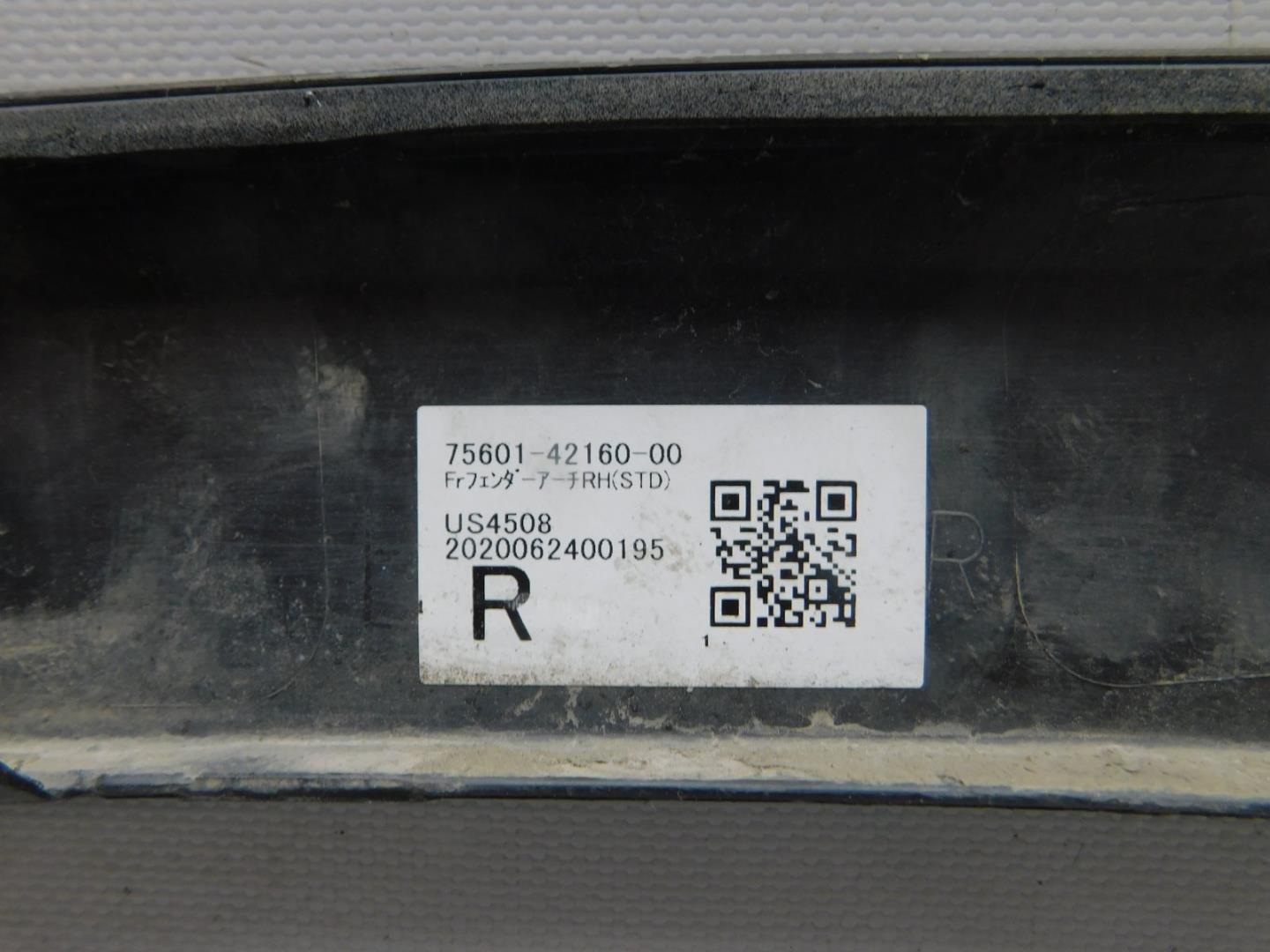 Накладка переднего крыла правого