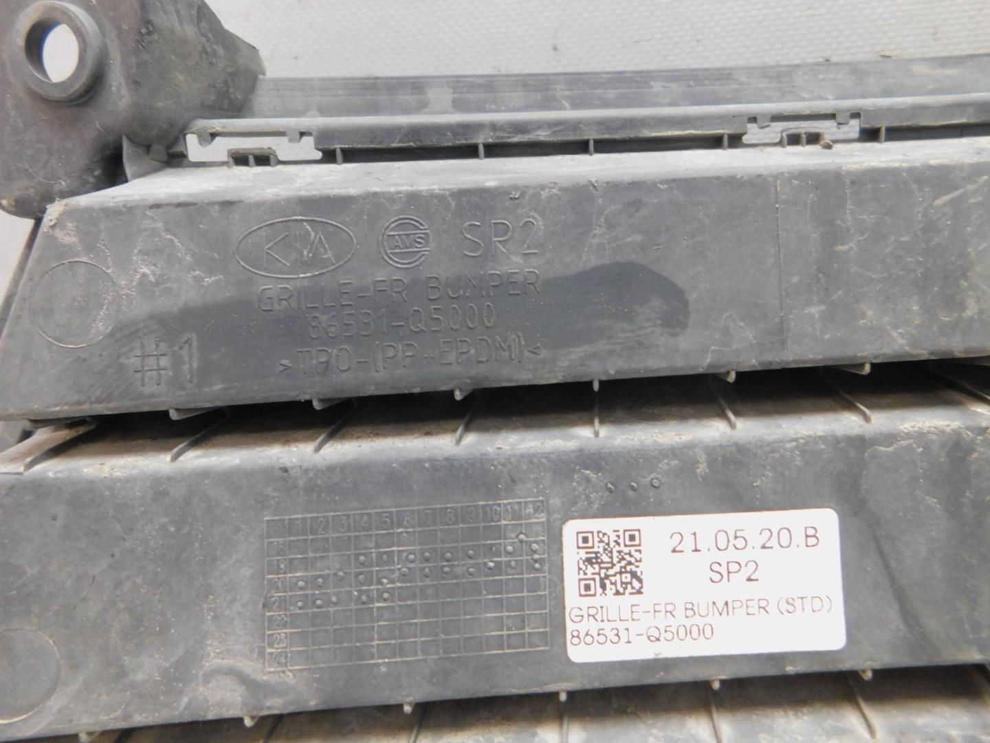 Решетка в бампер центральная