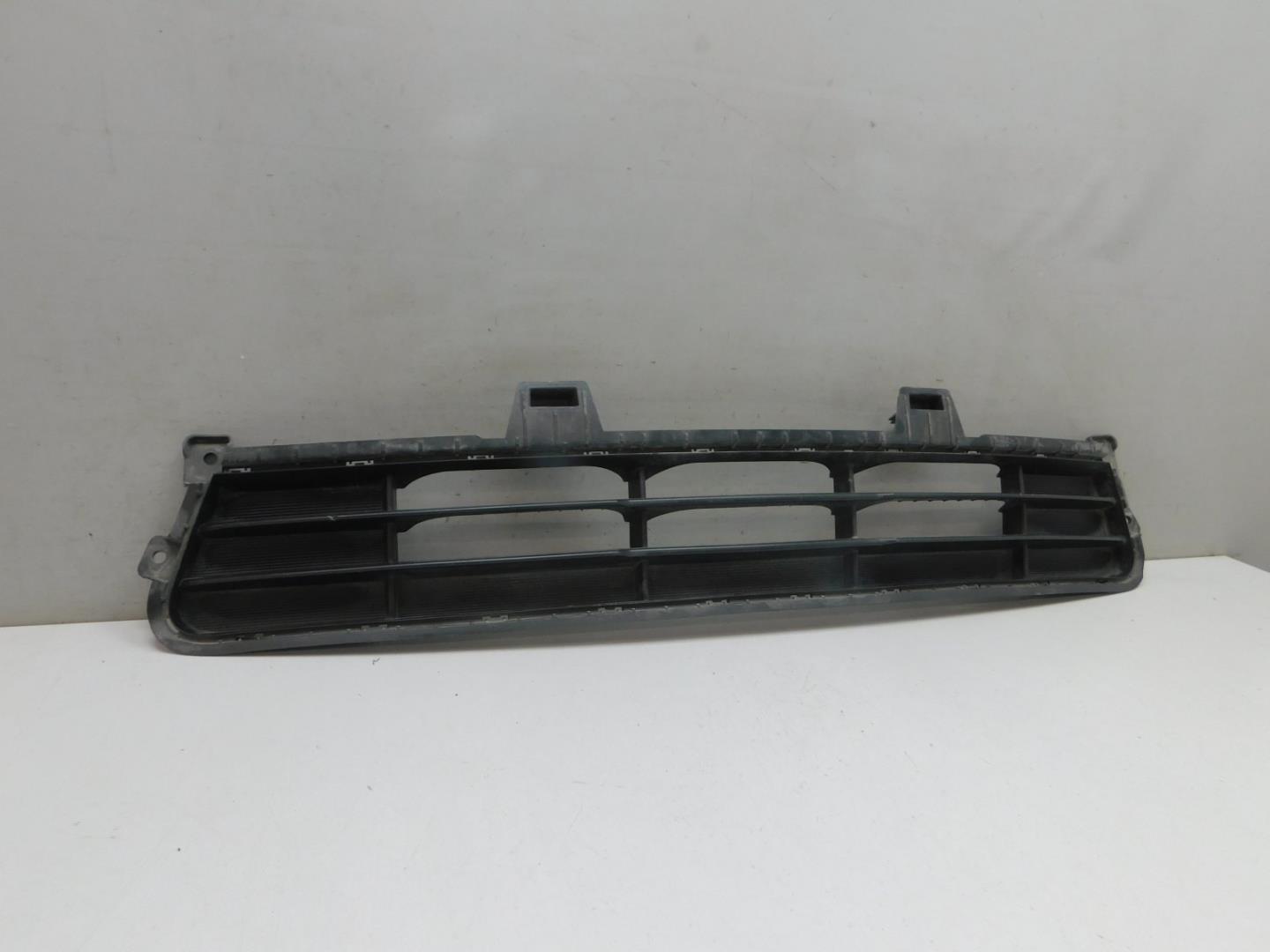 Решетка в бампер центральная