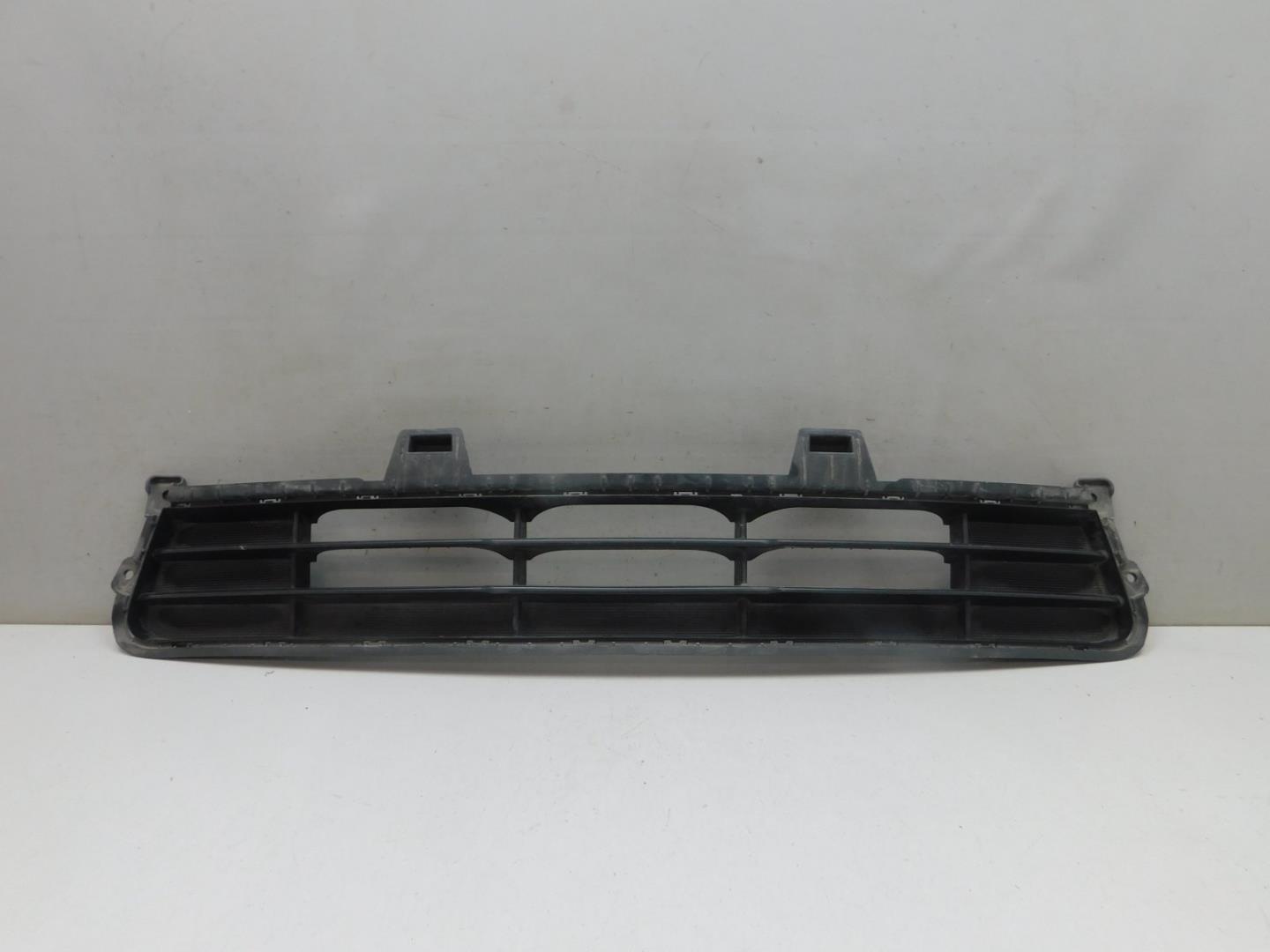 Решетка в бампер центральная