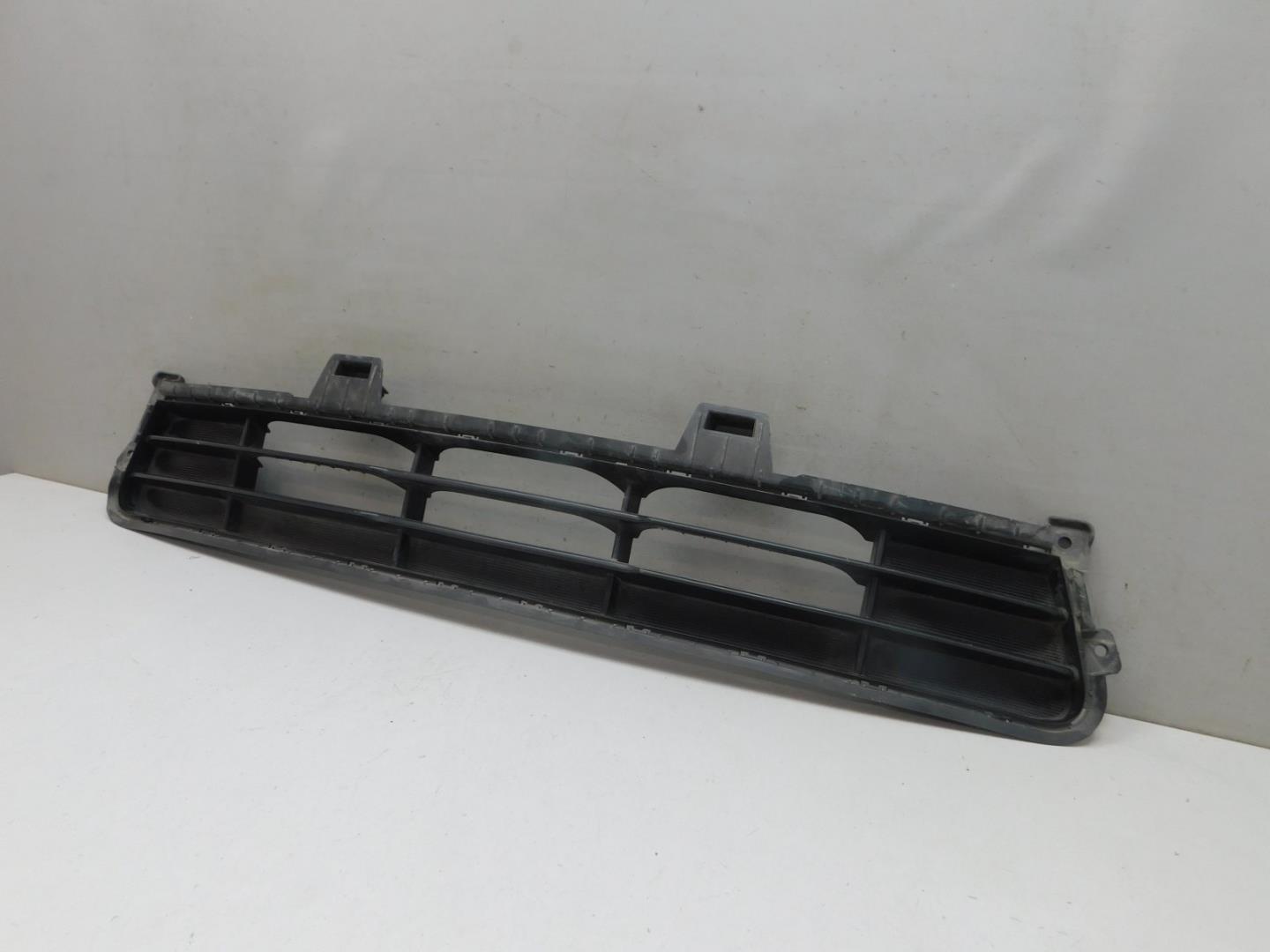 Решетка в бампер центральная