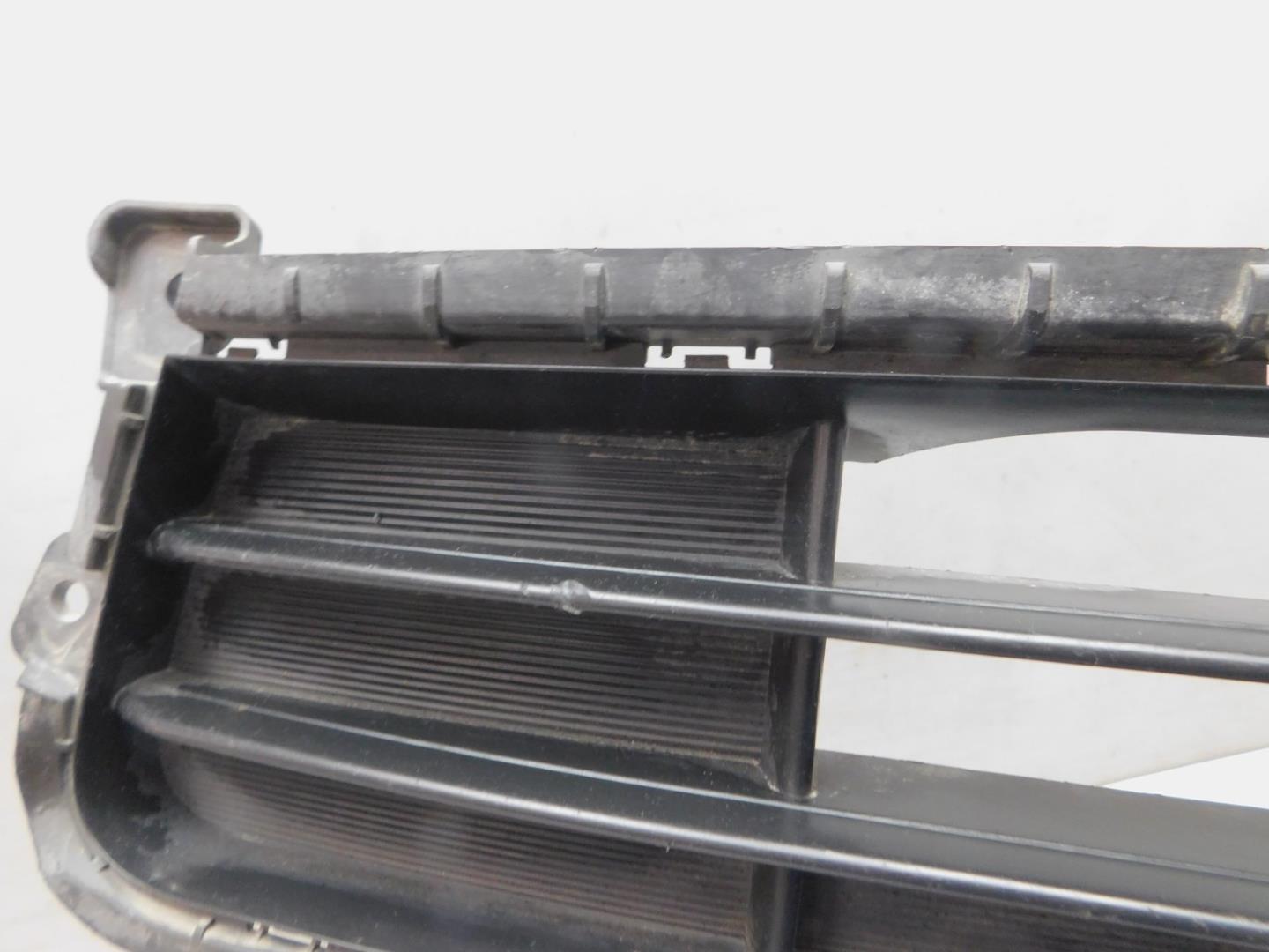 Решетка в бампер центральная