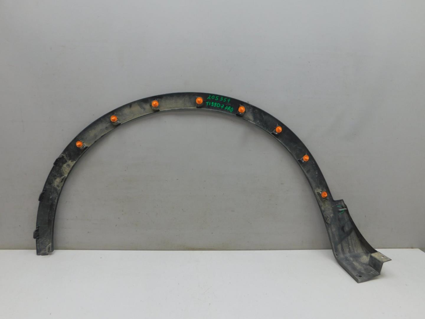 Накладка переднего крыла правого