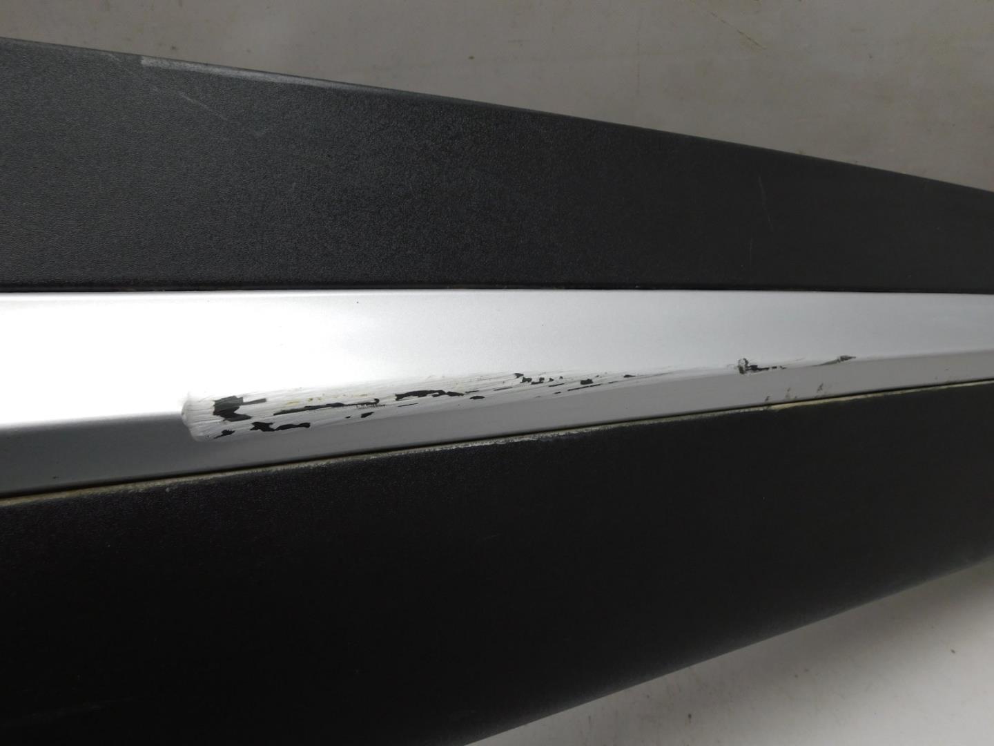 Накладка двери передней правой