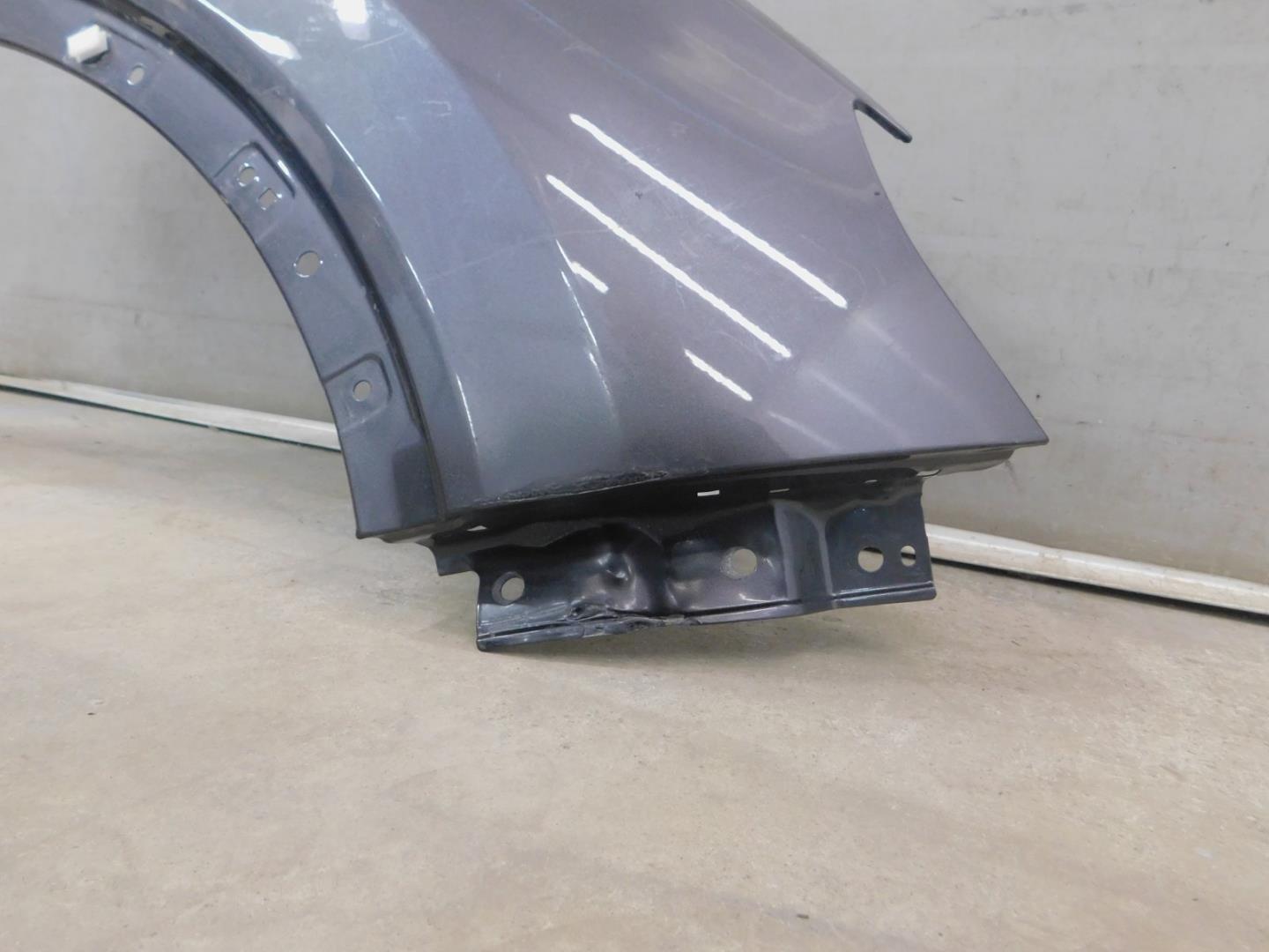 Крыло переднее правое