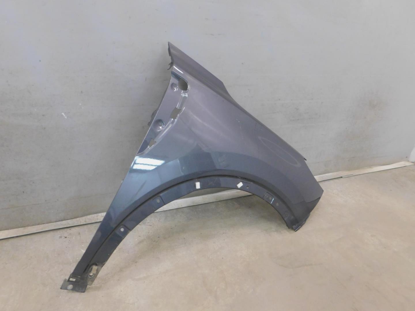 Крыло переднее правое