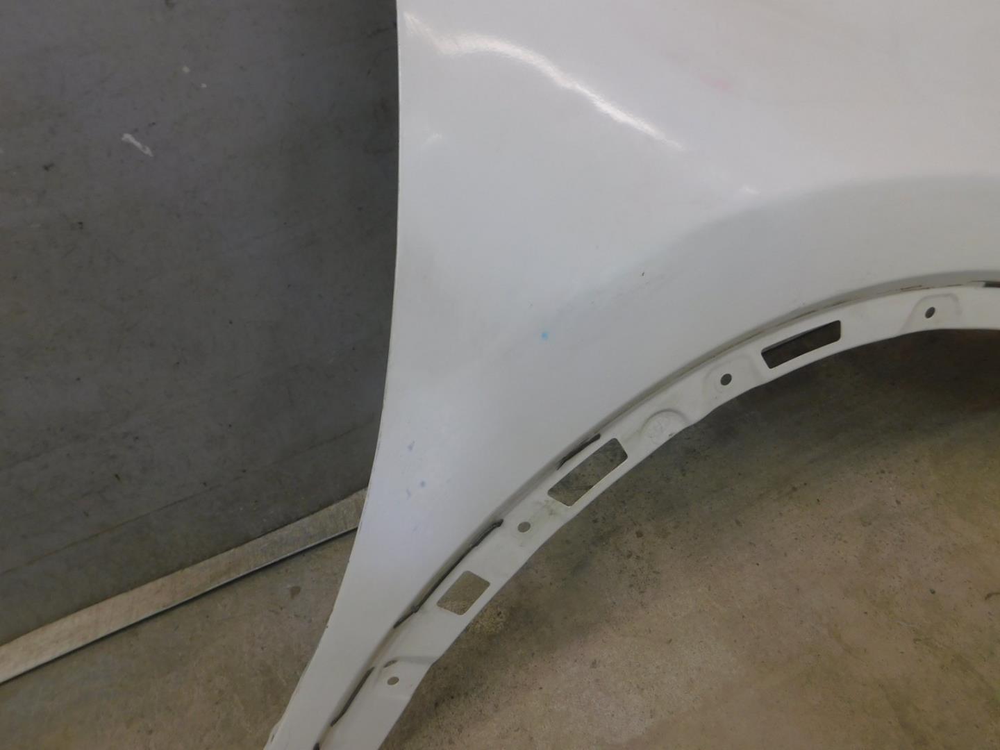 Крыло переднее правое