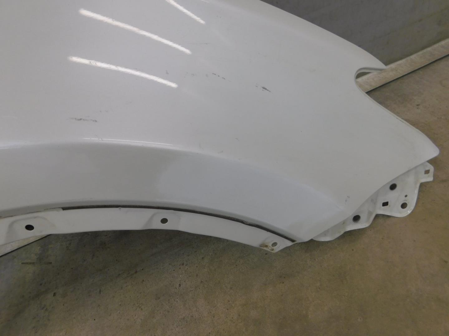 Крыло переднее правое