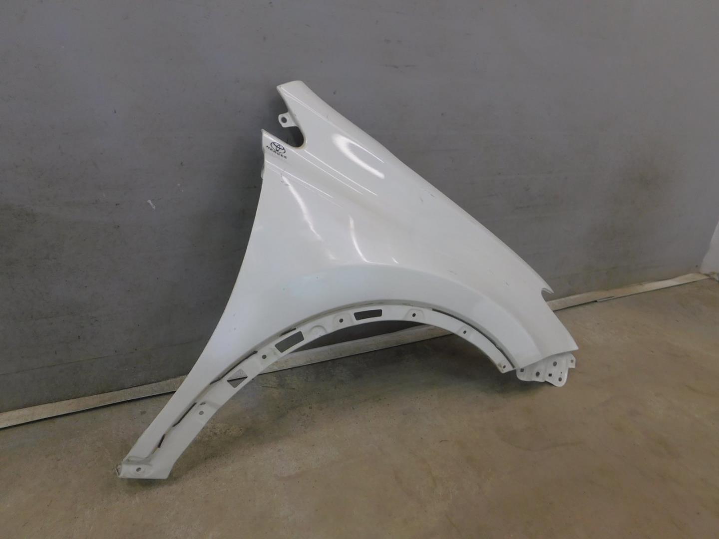 Крыло переднее правое