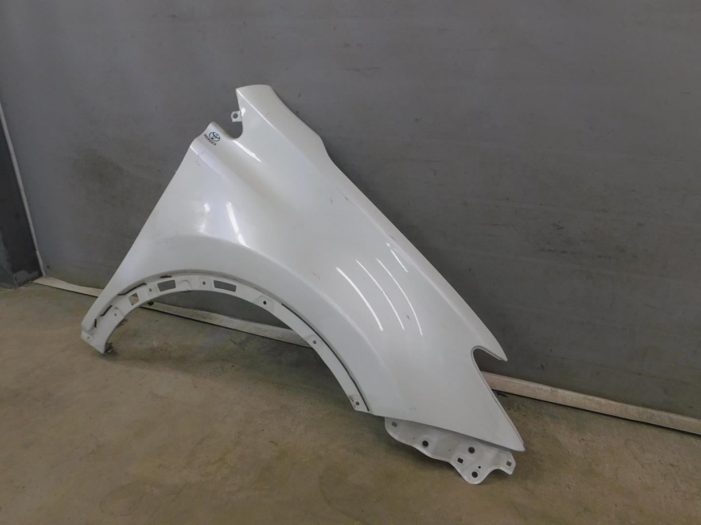 Крыло переднее правое