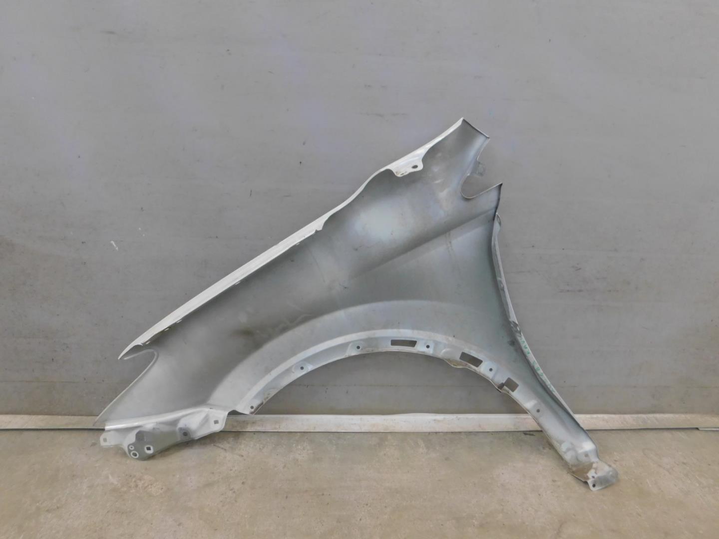 Крыло переднее правое