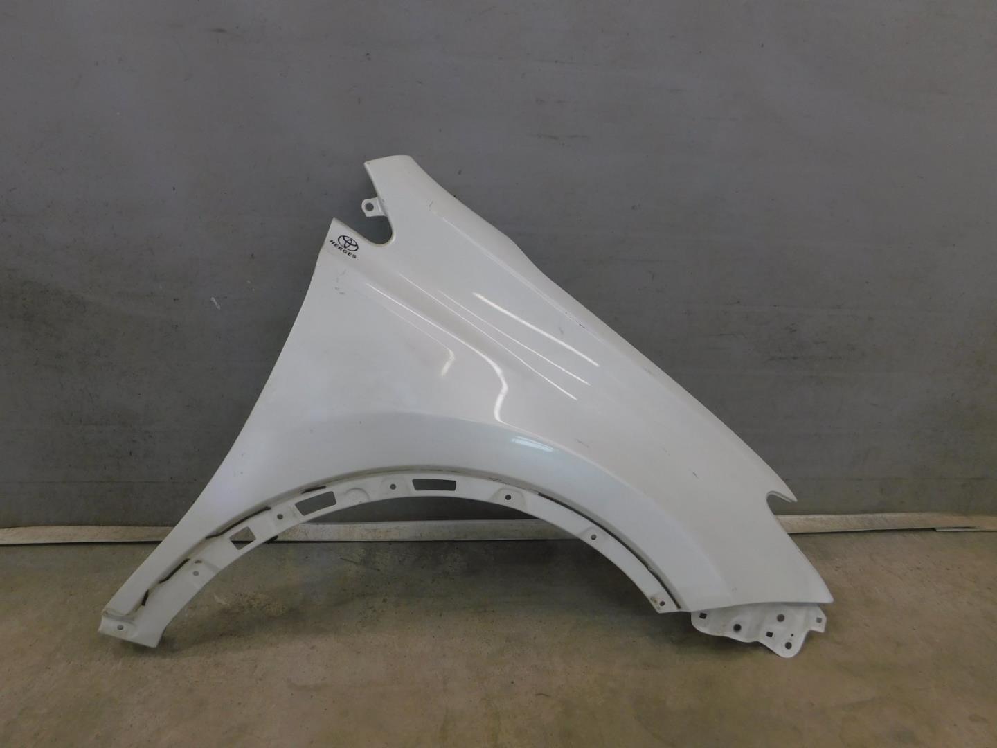 Крыло переднее правое